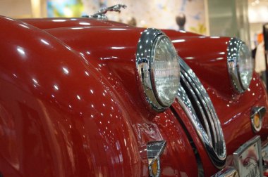 Editoryal. Yekaterinburg, Sverdlovsk Region, Rusya, Mayıs 2019. Bir retro-araba Jaguar Xk 120 Greenwich alışveriş merkezinde sergilenmektedir. Hiçbir araba böyle görünmüyor..