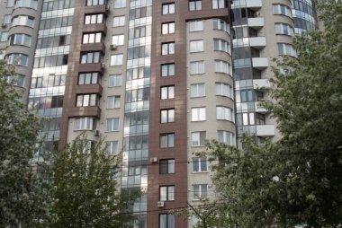 Editoryal. Yekaterinburg, Sverdlovsk region, Rusya, Haziran 2019. 61 Belinsky Caddesi'ndeki binanın ön cephesinin parçası.