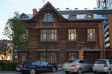 Editoryal. Yekaterinburg, Sverdlovsk region, Rusya, Haziran 2019. Şehir manzarası. Gogol Caddesi 20. 20. yüzyılın başlarında ahşap mimari anıtı. Müze 