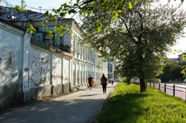 Editoryal. Yekaterinburg, Sverdlovsk region, Rusya, Haziran 2019. Şehir manzara: 60 Kuybyshev Street, kaldırım, güneşli bir günde bir elma ağacı açar.