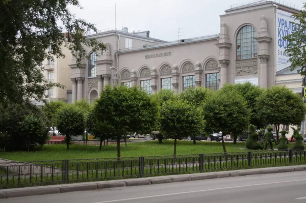 Editorial. Yekaterinburg, Sverdlovsk region, Russia, June 2019. Cityscape. Monument of architecture of the early 20th century, business club. The building is occupied by the premises of the Sverdlovsk Regional Academic Philharmonic. — Stock Image Editorial Yekaterinburg Sverdlovsk Region Russia June 2019 Cityscape Monument Architecture Stock Picture