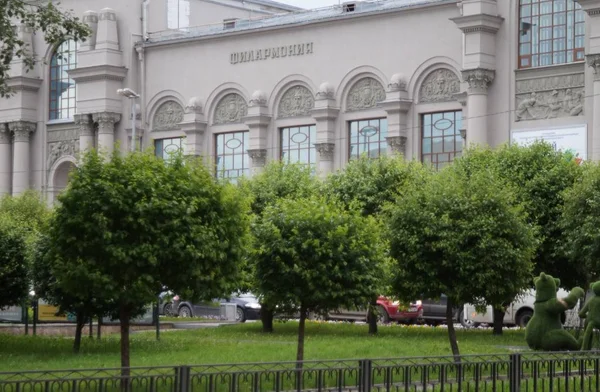 Editorial. Yekaterinburg, Sverdlovsk region, Russia, June 2019. Cityscape. Monument of architecture of the early 20th century, business club. The building is occupied by the premises of the Sverdlovsk Regional Academic Philharmonic. — Stock Image Editorial Yekaterinburg Sverdlovsk Region Russia June 2019 Cityscape Monument Architecture Stock Photo