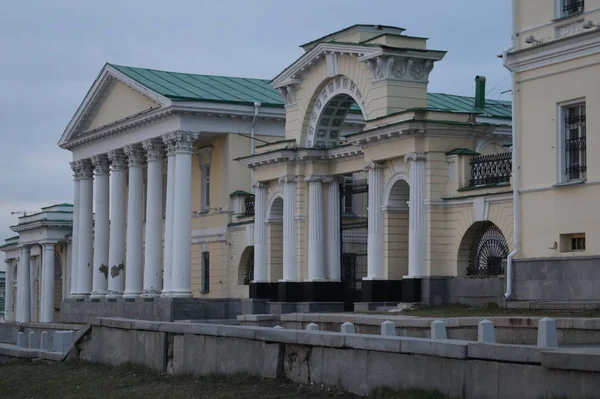 Editorial. Yekaterinburg, Sverdlovsk region, Russia, June 2019. Cityscape. Palace complex Kharitonov, an architectural monument of the 18th century. The building is occupied by the premises of the Office of the Ministry of Culture of Russia. — Stock Image Editorial Yekaterinburg Sverdlovsk Region Russia June 2019 Cityscape Palace Complex Stock Picture