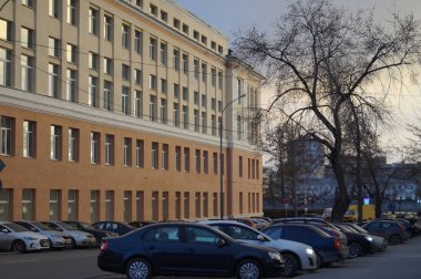 Editoryal. Yekaterinburg, Sverdlovsk region, Rusya, Haziran 2019. Bahar şehir manzara: yeni bir klasik bina, Pervomayskaya sokak 17, gün batımı ışığı ile aydınlatılmış. Alfa Bankası.