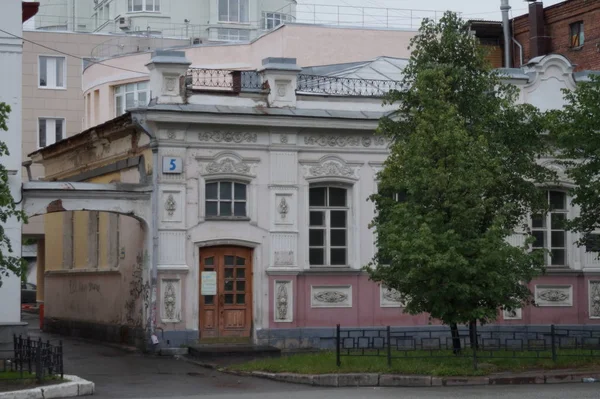 エディトリアルライセンス ロシア エカテリンブルク 2019年6月 都市景観 家の断片5Bプーシキン通り 建物のフレットワークと装飾要素 — ストック写真