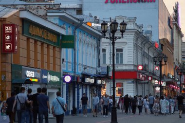 Editoryal Yekaterinburg, Sverdlovsk region, Rusya, Temmuz 2019. Şehir manzarası. Yaya Weiner Caddesi. Antik binalar.