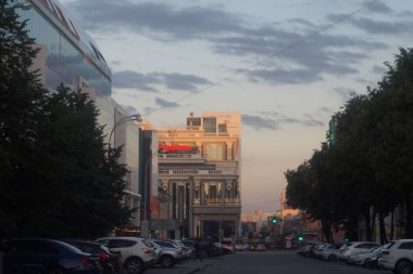 Editoryal Yekaterinburg, Sverdlovsk region, Rusya, Temmuz 2019. Şehir manzarası. Yaya Weiner Caddesi. Yaz akşamı