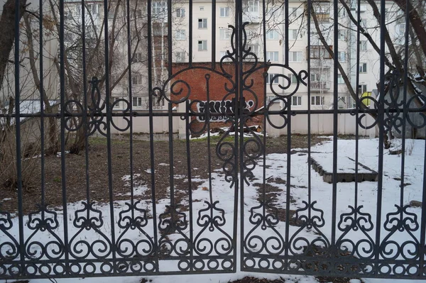 Photo Iron Grating Background Poor Quarter Outbuildings — Stock Photo, Image