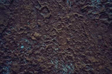 Durgun yaşam. Duvar yüzeyinde çizgiler ve alçı yığınlarıyla çekilmiş bir fotoğraf. Koyu kırmızı ve parlak maviler içinde.