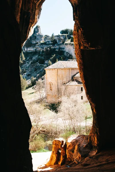 Mağaradan bir tapınak kilisesi