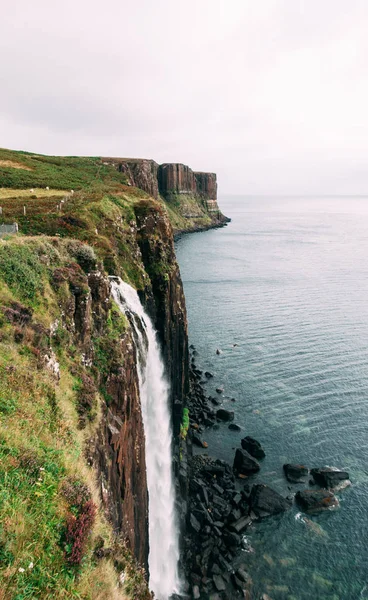 İskoçya 'nın Skye Adası' ndaki İskoç dağlıklarında Kilt Rock ve şelalesi.