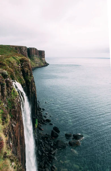 İskoçya 'nın Skye Adası' ndaki İskoç dağlıklarında Kilt Rock ve şelalesi.