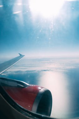 bulutlu gökyüzü, motor ve bir uçağın kanat görünümü