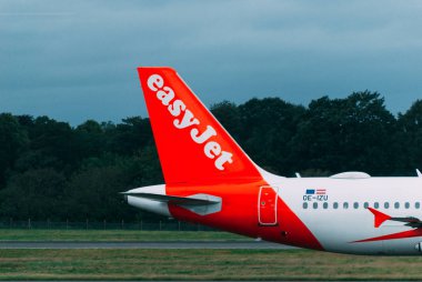 Edinburgh, İskoçya - 30 Ağustos 2019: Havaalanına indikten sonra easyjet yolcu uçağının kuyruğunun detayı.