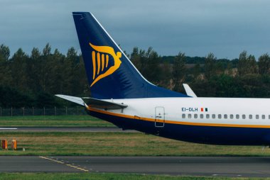 Edinburgh, İskoçya - 30 Ağustos 2019: Havaalanına indikten sonra bir Ryanair yolcu uçağının kuyruğunun detayı.