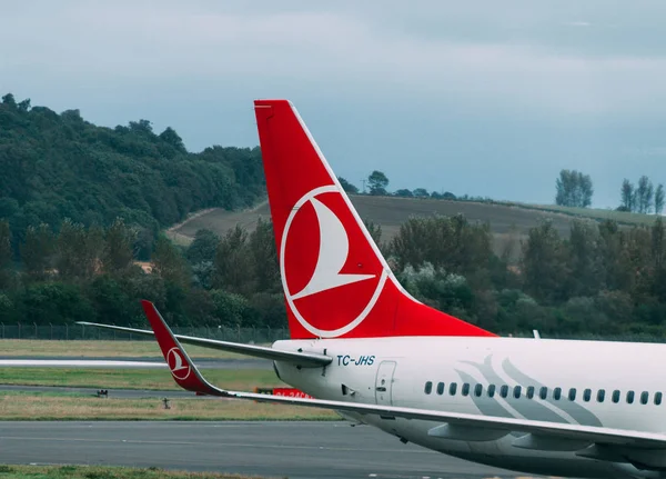 Edinburgh, İskoçya - 30 Ağustos 2019: Havalimanına indikten sonra bir Türk Hava Yolları yolcu uçağının kuyruğunun detayı.