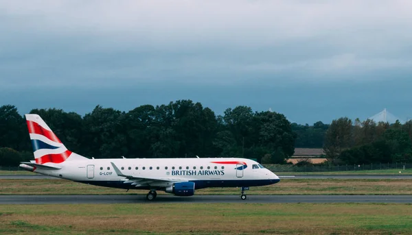 Edinburgh, İskoçya - 30 Ağustos 2019: Bir British Airways yolcu uçağı havaalanına indikten sonra.