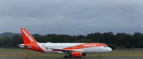 Edinburgh, İskoçya - 30 Ağustos 2019: Havaalanına indikten sonra bir Easyjet yolcu uçağı