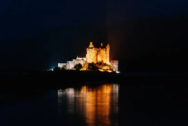 Dornie, İskoçya; 26 Ağustos 2019: Gece boyunca Eilean Donan Kalesi