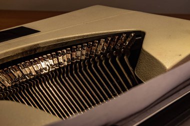 Eski bir daktilo. Bir tuşa basın ve karşılık gelen alfabenin kağıdın üzerinde silinmez mürekkeple mektubu yazdırılır ulaşmak için kazık başlangıç harfi ile bir küçük kol görmek.