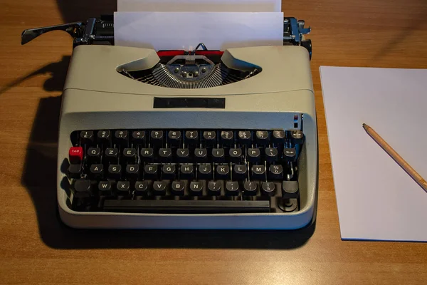 Μια Παλιά Γραφομηχανή Πιέστε Ένα Πλήκτρο Και Δείτε Ένα Μικρό — Φωτογραφία Αρχείου