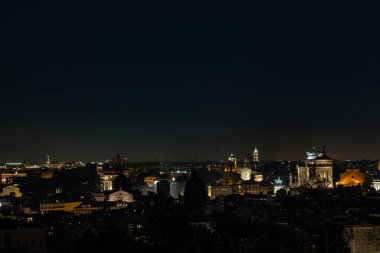 Roma Italya. Gece ana anıtların Roma görünümü. Janiculum üst bir görünüm.
