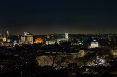 Roma Italya. Gece ana anıtların Roma görünümü. Janiculum üst bir görünüm.