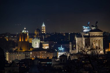 Roma Italya. Gece ana anıtların Roma görünümü. Janiculum üst bir görünüm.
