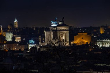 Roma Italya. Gece ana anıtların Roma görünümü. Janiculum üst bir görünüm.