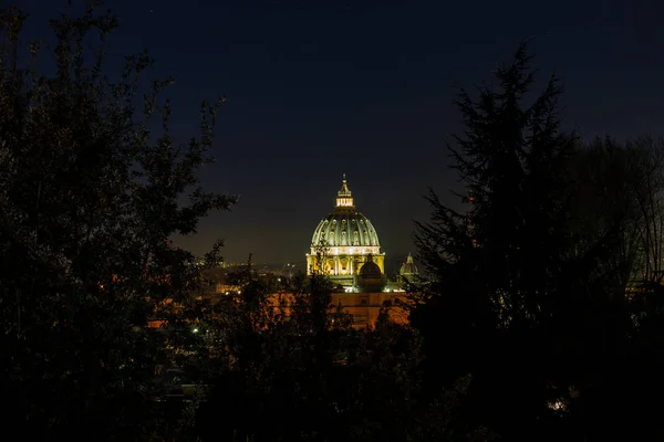 Roma Italia Una Notte Febbraio Cupola San Pietro Emerge Tra — Foto Stock