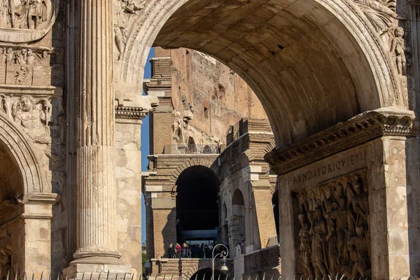 Rooma Italia Rooman Kaupungin Symboli Colosseum Kaikkine Ikkunoineen Taivaalla Läheinen — kuvapankkivalokuva