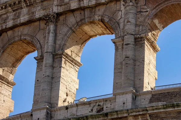 ローマイタリア ローマの街のシンボル コロッセオ 空にすべての それに住んでいるカモメとコンスタンティヌスの近くのアーチ — ストック写真