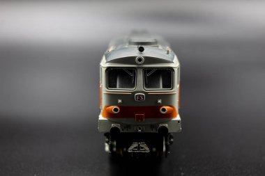 Napoli, İtalya 22 Nisan 2019. Siyah bir arka plan üzerinde kameraya işaret eden bir tren yük lokomotifi modeli.