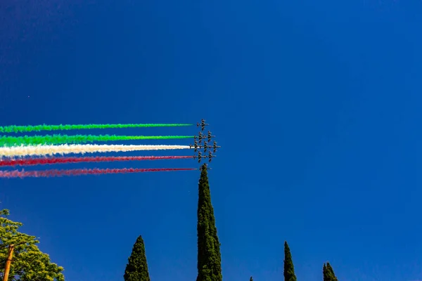 ローマ イタリア 2019 共和国の祝宴のために イタリアの旗を表す三色の矢印は コロッセオと帝国フォーラムの上を飛びます — ストック写真