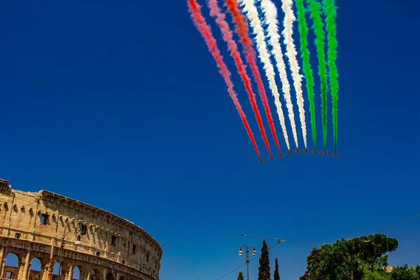 Rome, Italy, 02 / June / 2019. For the feast of the republic, the tricolor arrows representing the Italian flag fly over the Colosseum and the Imperial Forums. — Stock Image Rome Italy June 2019 Feast Republic Tricolor Arrows Representing Italian Stock Picture