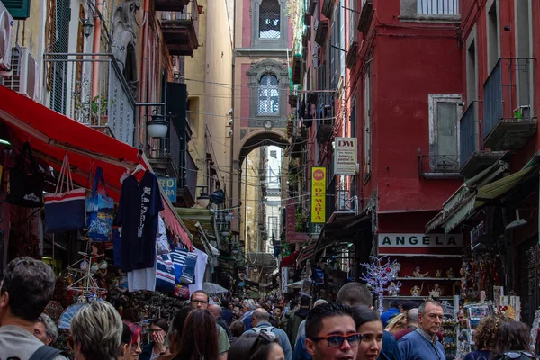 Napoli Italya. 05 Mayıs 2019. Şehrin tarihi merkezinde beşik zanaat için ünlü sokak, Via San Gregorio Armeno, birçok turist hedef.