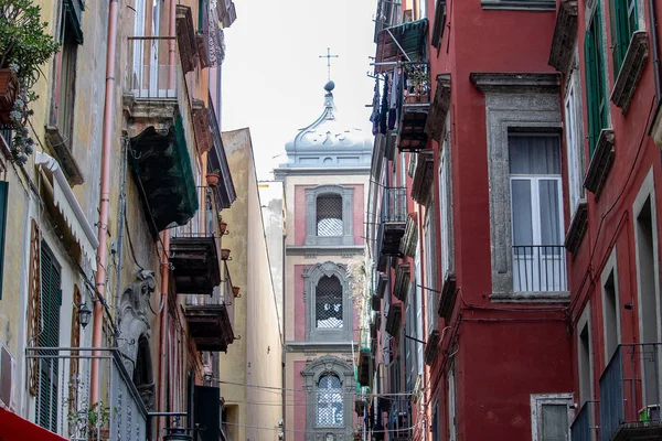 Napoli Italya. 05 Mayıs 2019. Şehrin tarihi merkezinde beşik zanaat için ünlü sokak, Via San Gregorio Armeno, birçok turist hedef.