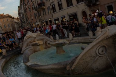 Roma İtalya. 06 Haziran 2019. Bernini 'nin Barcaccia adlı ünlü Piazza di Spagna çeşmesi..