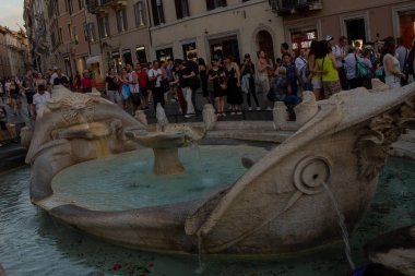 Roma İtalya. 06 Haziran 2019. Bernini 'nin Barcaccia adlı ünlü Piazza di Spagna çeşmesi..