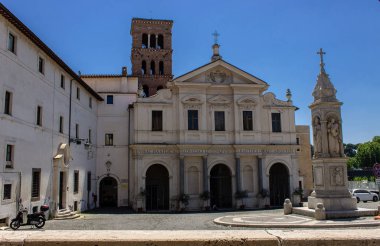 Trastevere, Roma, Italya. 07/07/2019. Kilisenin çan kulesi. Çanları kapsayan kemerler görülebilir. Kilisenin önünde kare. 