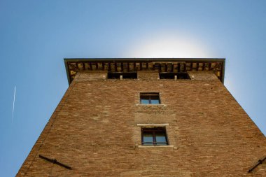 Roma Italya. 07/07/2019. Aşağıdan görülen eski bir bina, uçaktan yan yana.