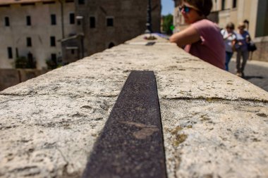 Roma, Italya 07/07/2019. Nehir üzerinde köprünün duvar, nerede görünümü görmek için yalın.