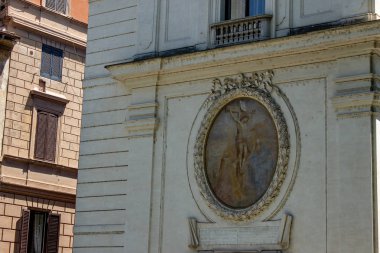 Roma, Italya. 07/07/2019. Aziz Anthony heykeli, kollarındaki fakir bir adamla bir sütunda görülebilir..