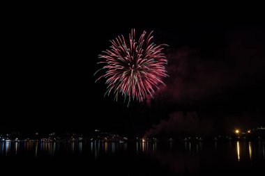 Bacoli, Napoli, 6 Ağustos 2019. Havai fişekler gökyüzünü çeşitli renklerde boyayın ve Miseno gölüne yansıyarak nefes kesici bir panorama oluşturur..