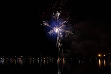 Bacoli, Napoli, 6 Ağustos 2019. Havai fişekler gökyüzünü çeşitli renklerde boyayın ve Miseno gölüne yansıyarak nefes kesici bir panorama oluşturur..