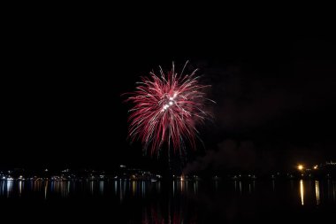 Bacoli, Napoli, 6 Ağustos 2019. Havai fişekler gökyüzünü çeşitli renklerde boyayın ve Miseno gölüne yansıyarak nefes kesici bir panorama oluşturur..