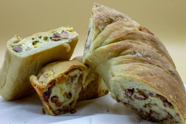 Napoli. Il Casatiello jambon, peynir, yumurta, salam, biber ile doldurulmuş bir pizza.