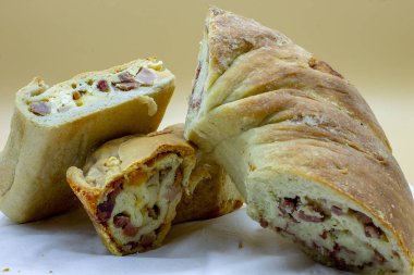 Napoli. Il Casatiello jambon, peynir, yumurta, salam, biber ile doldurulmuş bir pizza.