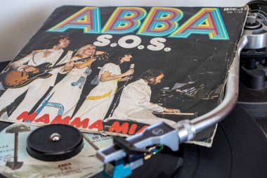 Napoli, İtalya 20 Ağustos 2019. Ön planda viniller ile kayıt çalar.