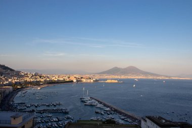 Napoli İtalya. 26 Ağustos 2019. Napoli Körfezi, ön planda castel dell'ovo ve arka planda Vezüv.